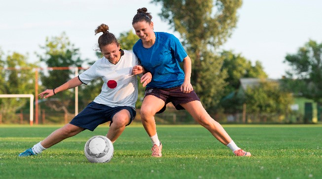 她不僅在舉 她不僅在舉